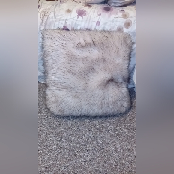 Tahari Home Faux fur Pillow - Picture 1 of 2